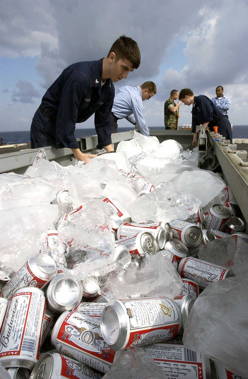 Illustration for article titled Steel Beach- When US Navy Ships Throw Giant Beach Picnic Parties